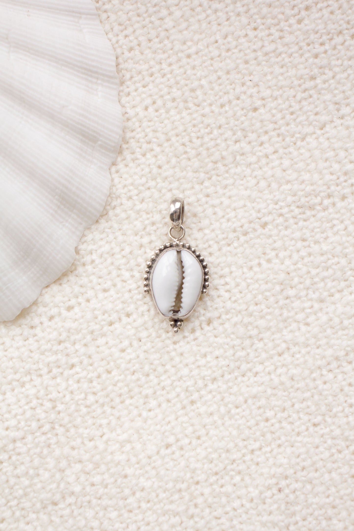 Hanger Cowrie Schelp Mira