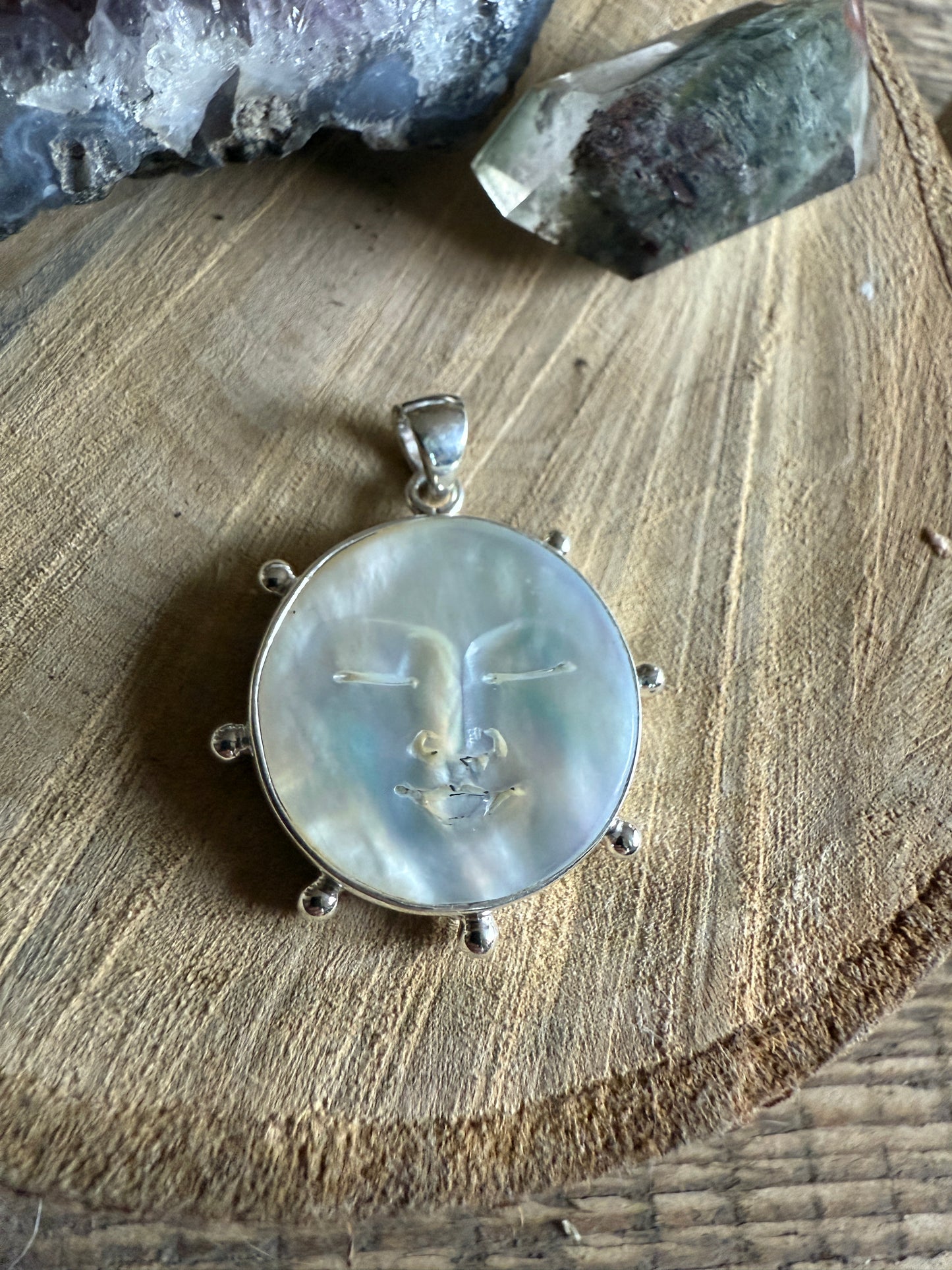 Maan hanger parelmoer