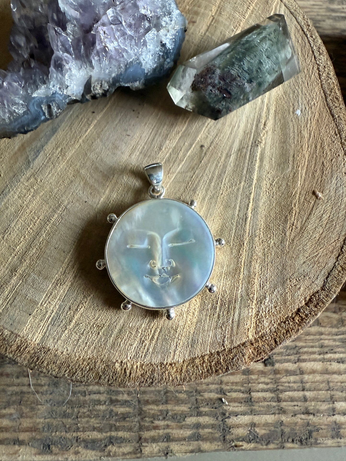 Maan hanger parelmoer