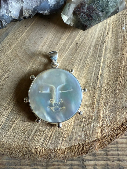 Maan hanger parelmoer