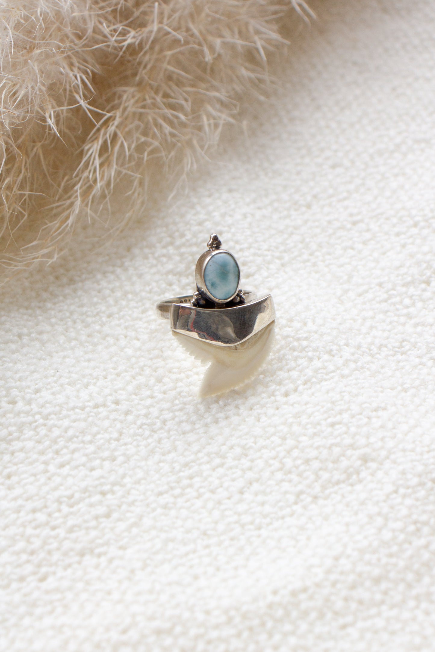 Ring Haaientand en Larimar Oceana