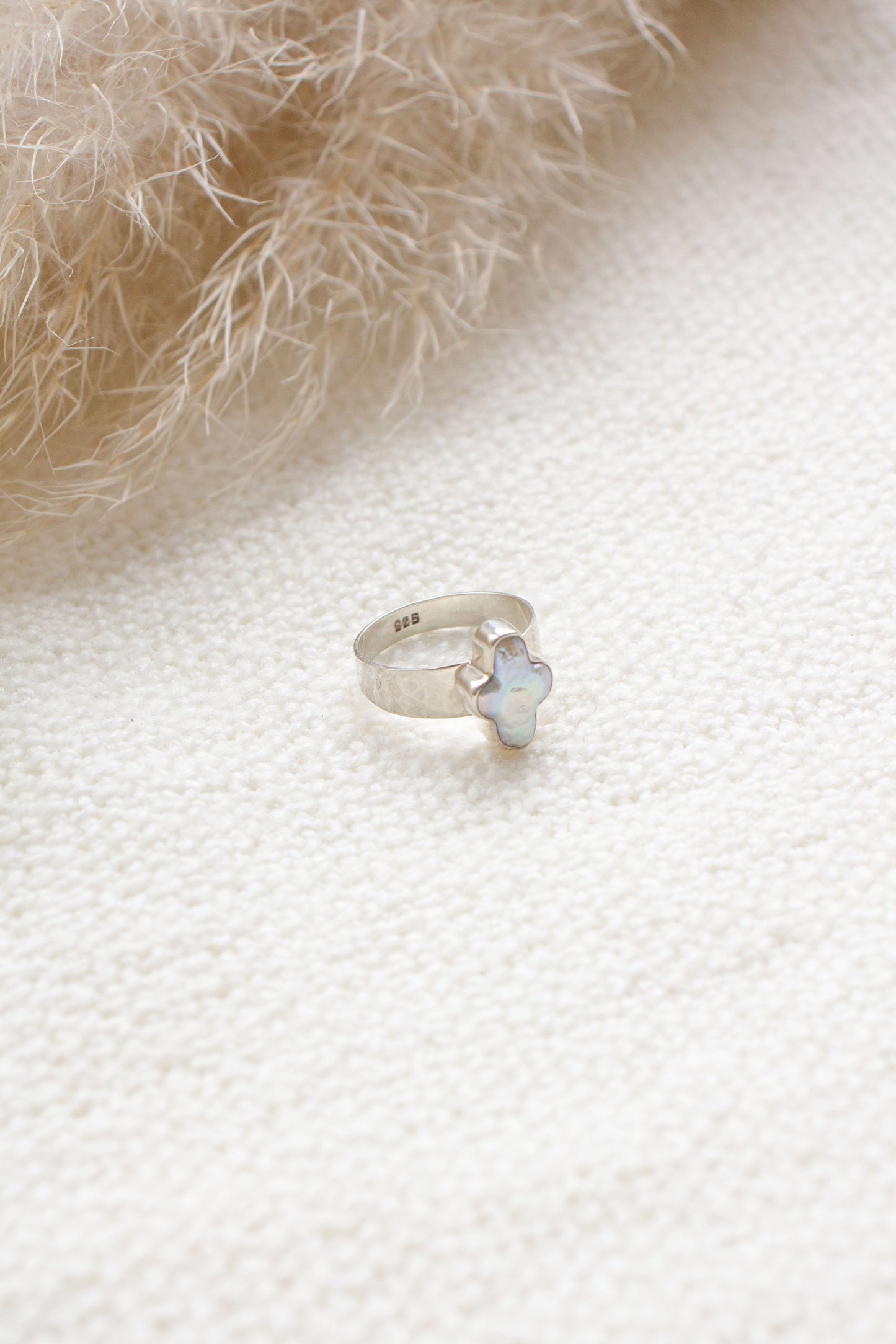 Ring Parelmoer Kruis Alba
