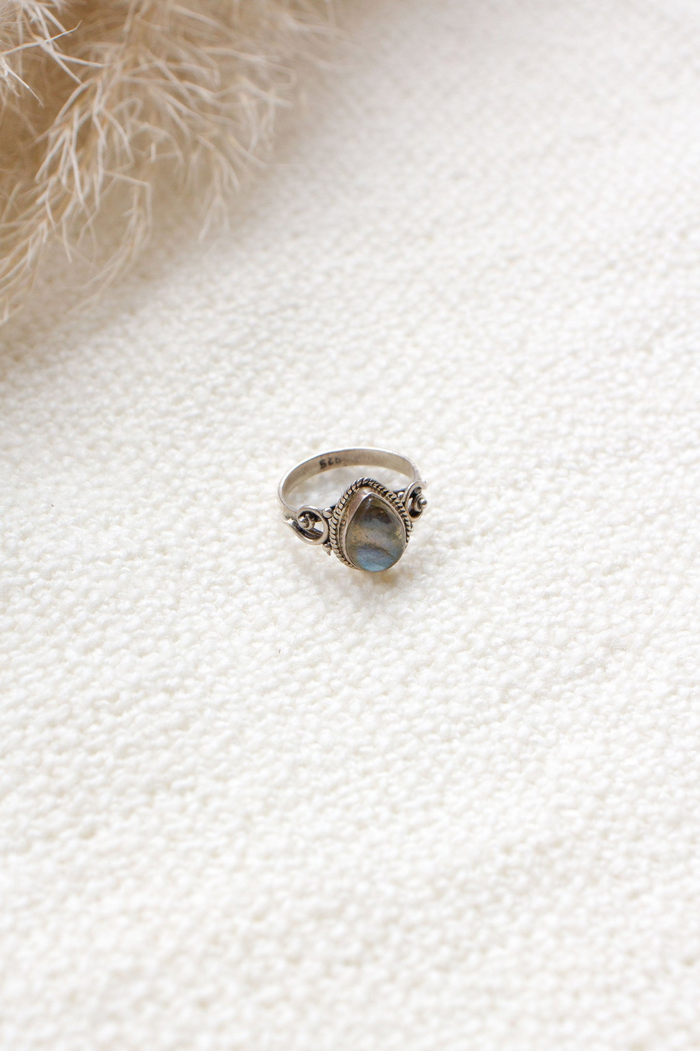 Ring Labradoriet Suri
