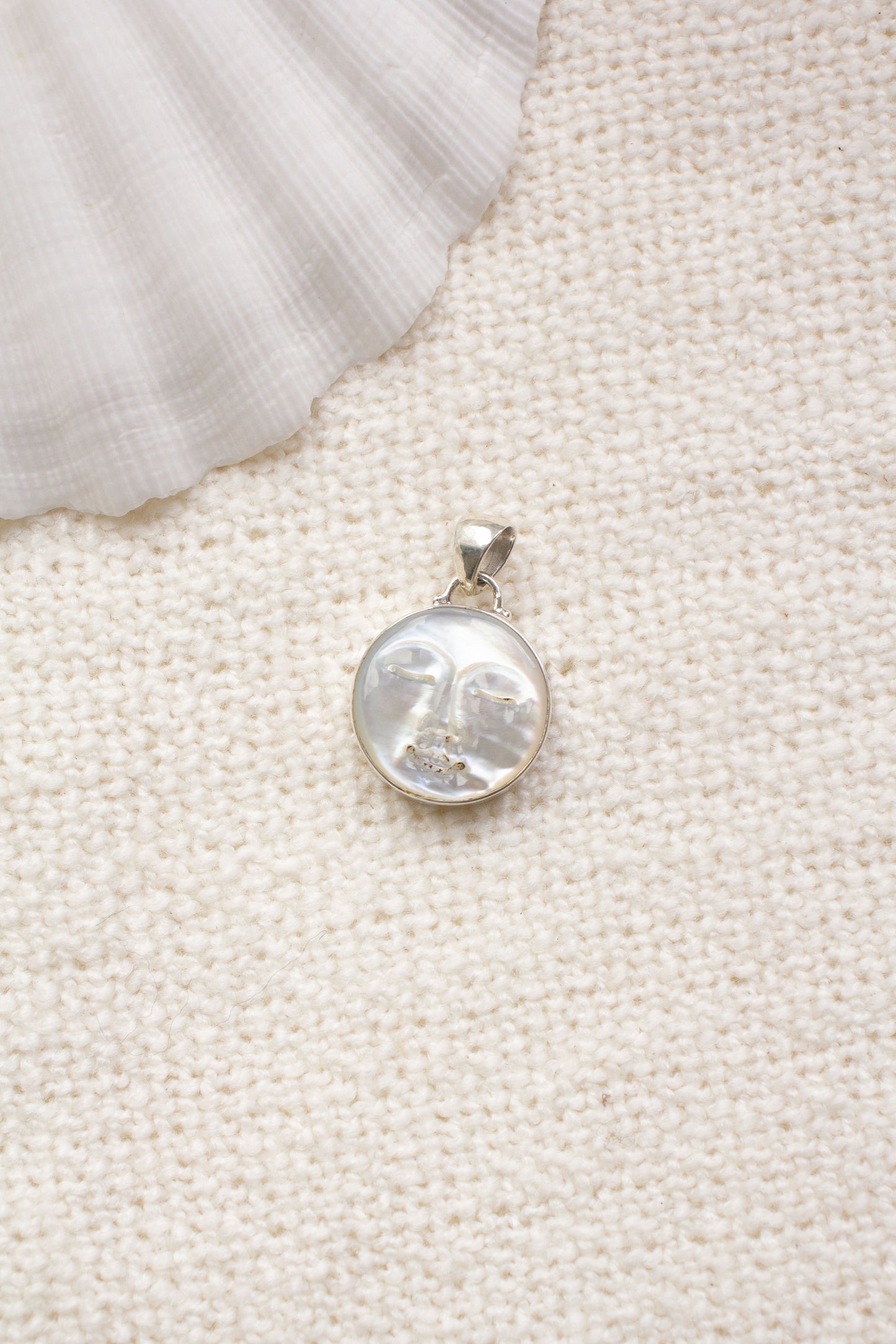 Hanger Moon Face Parelmoer Selene