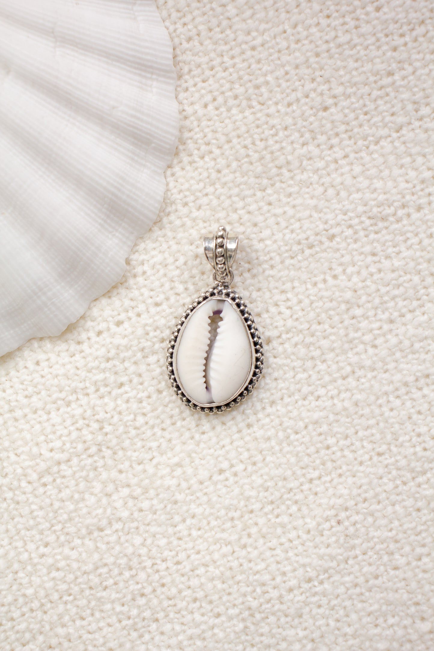 Hanger Cowrie Schelp Amara